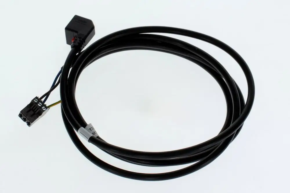 Schwarzes Kabel mit Steckeranschlüssen, verbunden mit einem Kabelstrang. Ein Stecker ist von oben sichtbar, während der andere Ende offen ist. Bosch ist auf dem Stecker markiert.